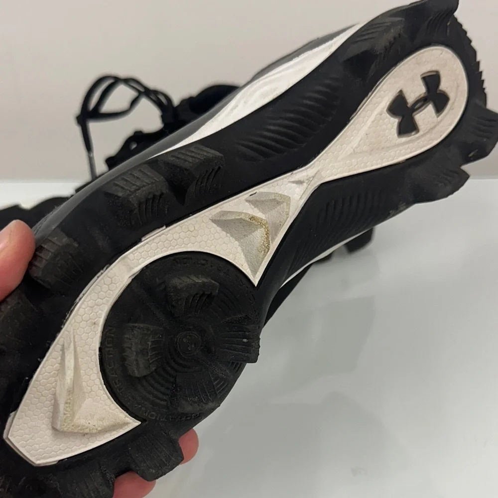 Under Armour Kids Black and White Sneakers cleats 4Y